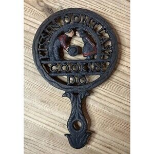 Vintage Wilton Black Cast Iron Kissin Don't Last Cookin Do Amish Couple Trivet